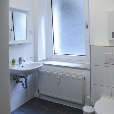 Classic Double Room | Bathroom | Shower, hair dryer, towels