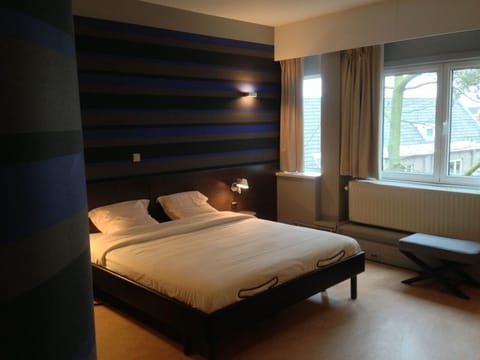 Standard Triple Room | Minibar, in-room safe, individually decorated, desk