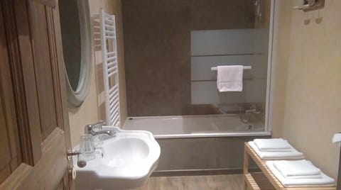 Double Room Charm | Bathroom | Free toiletries, hair dryer, towels