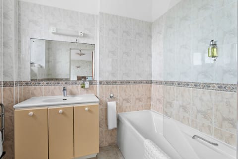 Combined shower/tub, free toiletries, hair dryer, towels