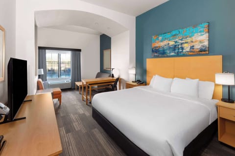 Executive Room, 1 King Bed, Accessible, Non Smoking (Hearing, Mobility Roll-In Shower) | Premium bedding, in-room safe, desk, iron/ironing board