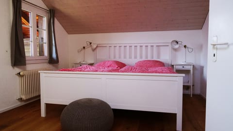 Family Room, Mountain View | Hypo-allergenic bedding, free WiFi, bed sheets