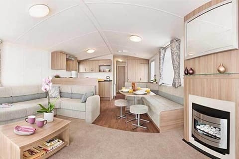 Comfort Caravan 2 | Living area | Flat-screen TV