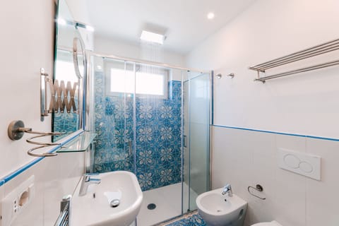 Panoramic Room, Sea View | Bathroom | Shower, rainfall showerhead, free toiletries, hair dryer