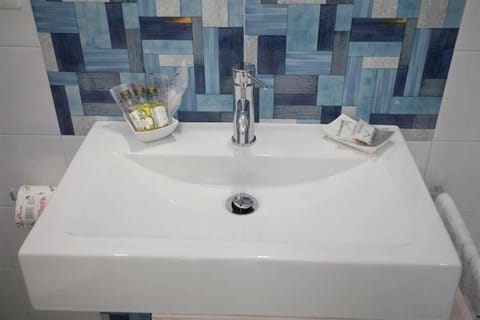 Triple Room, Balcony | Bathroom sink