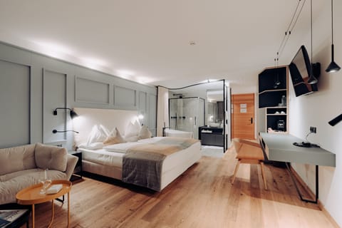 Vinum Suite | Hypo-allergenic bedding, down comforters, minibar, in-room safe