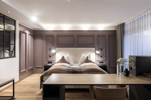 Wellness Suite | Hypo-allergenic bedding, down comforters, minibar, in-room safe