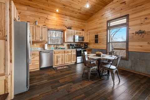 eat-in kithcen has table with seating for 6