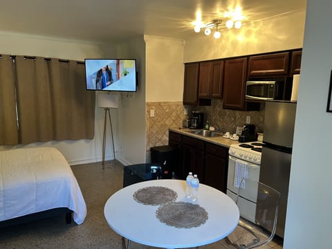 Deluxe Studio | Desk, iron/ironing board, free WiFi, bed sheets