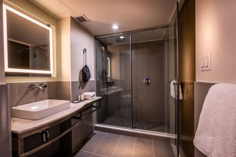 Premier Room, 1 King Bed, Non Smoking | Bathroom | Shower, rainfall showerhead, hair dryer, towels