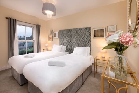 Twin Room, Ensuite | 1 bedroom, Egyptian cotton sheets, premium bedding, pillowtop beds