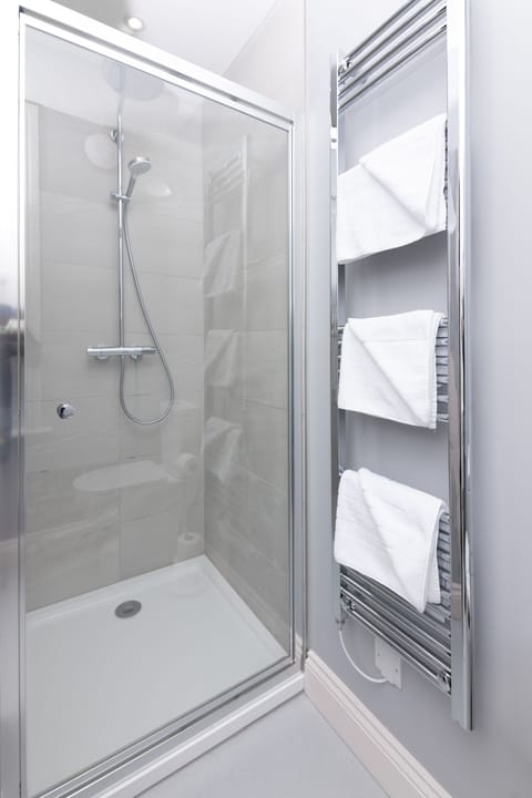 Double Room, Ensuite | Bathroom | Shower, rainfall showerhead, towels, soap