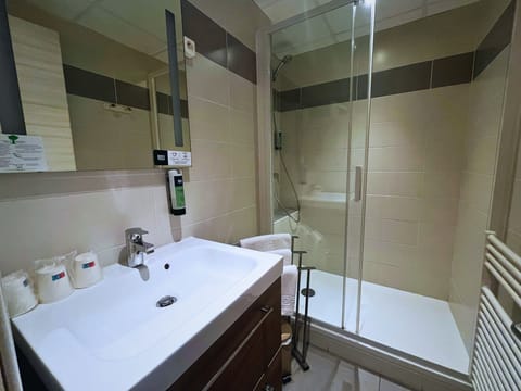 Superior Triple Room, Sea View | Bathroom | Combined shower/tub, hair dryer, towels