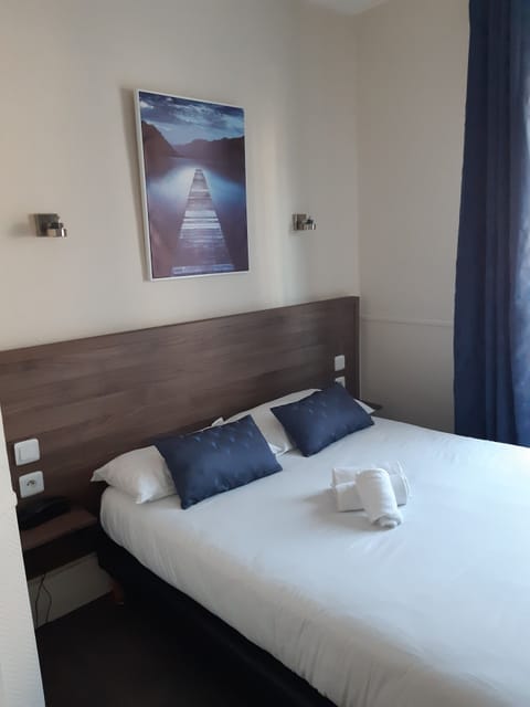 Standard Double Room, Street side | In-room safe, desk, iron/ironing board, free WiFi