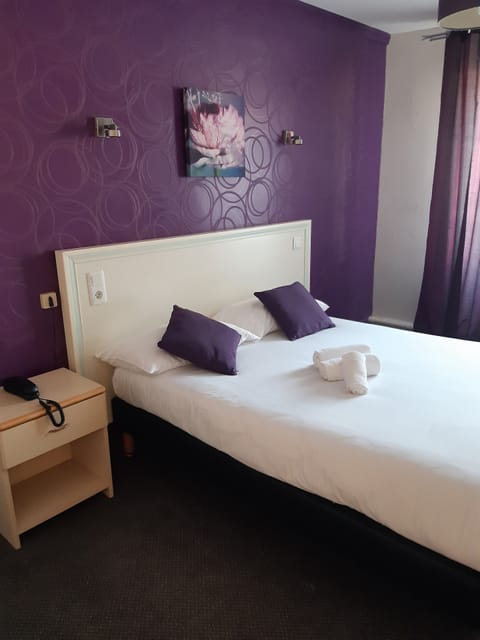 Standard Double Room, Street side | In-room safe, desk, iron/ironing board, free WiFi