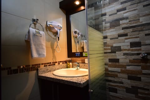 Elite Suite, 1 King Bed, Mountain View | Bathroom | Shower, rainfall showerhead, free toiletries, hair dryer