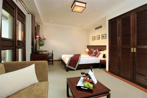 Executive Double Room, 1 Queen Bed, Balcony, City View | Premium bedding, pillowtop beds, minibar, in-room safe