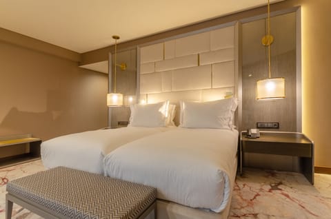 Executive Twin Room | Minibar, in-room safe, desk, blackout drapes