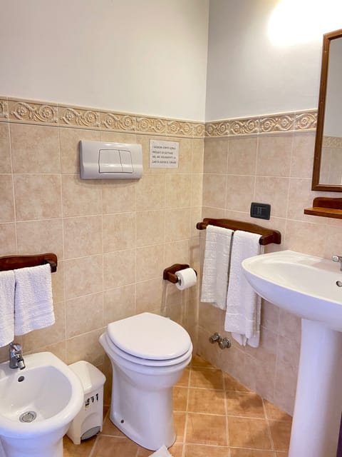 Comfort Triple Room | Bathroom amenities | Shower, free toiletries, hair dryer, bidet