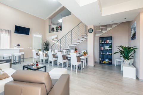 Property, Room, Interior Design, Building, Living Room, Furniture, Floor, House, Real Estate, Ceiling