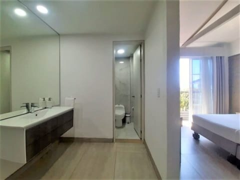 Design Apartment | Bathroom | Free toiletries, towels, soap, toilet paper