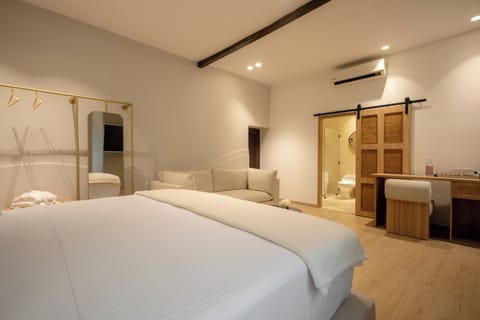 Junior Studio Suite | In-room safe, soundproofing, bed sheets