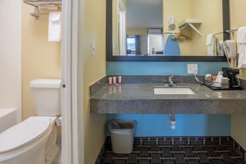 Room, 1 King Bed | Bathroom | Free toiletries, hair dryer, towels