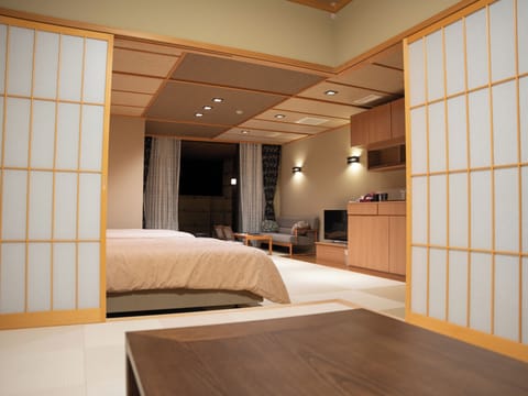 Japanese Western Style Room with Open-air bath | In-room safe, soundproofing, iron/ironing board, free WiFi