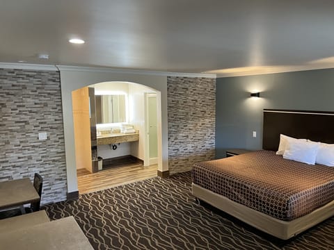 Jetted Spa Suite, 1 King Bed(Non-Smoking) | Pillowtop beds, blackout drapes, iron/ironing board, free WiFi