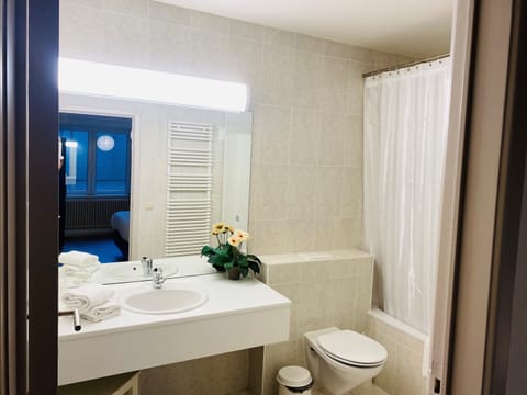Family Suite (Large) | Bathroom | Combined shower/tub, free toiletries, hair dryer, towels