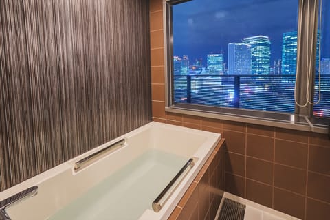 Standard Twin Room | Bathroom | Combined shower/tub, free toiletries, hair dryer, bathrobes