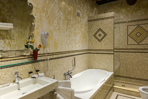 Suite (2 persone) | Bathroom | Hair dryer, bidet, towels