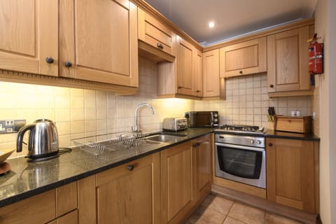 Standard Apartment, 3 Bedrooms, 3 Bathrooms, Pool View | Private kitchen | Full-size fridge, microwave, oven, stovetop