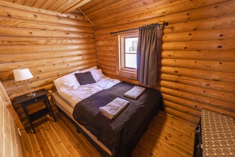 Cabin (Medium) | Free cribs/infant beds, free WiFi, bed sheets