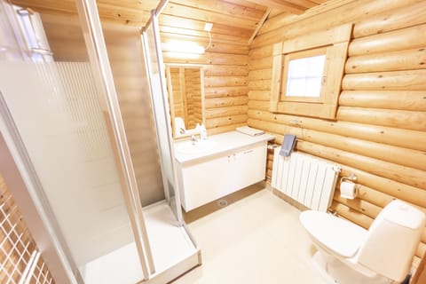 Cabin (Medium) | Bathroom | Shower, hair dryer, towels