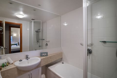 Luxury 2 Bedroom with Rooftop | Bathroom | Free toiletries, towels, soap, shampoo