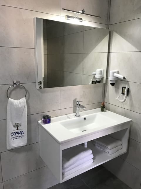 Standard Room, Pool View | Bathroom | Shower, rainfall showerhead, free toiletries, hair dryer