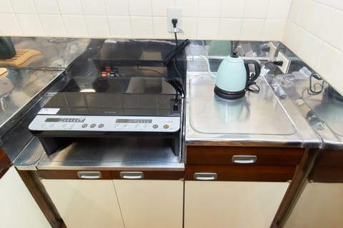 Apartment (Room 4) | Private kitchenette | Fridge, microwave, stovetop, electric kettle