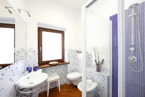 Superior Double Room, 1 Queen Bed, Sea View | Bathroom | Shower, rainfall showerhead, eco-friendly toiletries, hair dryer