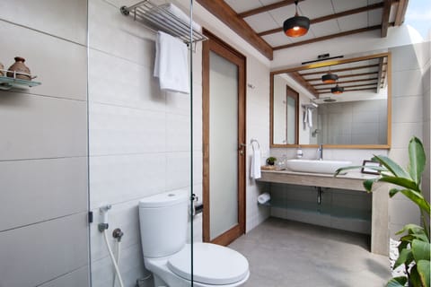 Luxury Villa | Bathroom | Shower, rainfall showerhead, free toiletries, hair dryer