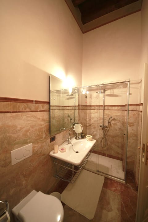 Deluxe Double or Twin Room | Bathroom | Free toiletries, hair dryer, bathrobes, slippers