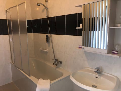 Combined shower/tub, deep soaking tub, free toiletries, hair dryer