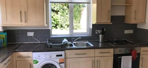 House, 3 Bedrooms | Private kitchen | Fridge, microwave, oven, stovetop