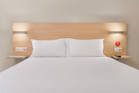 Standard Double Room, 1 Double Bed | In-room safe, desk, blackout drapes, soundproofing