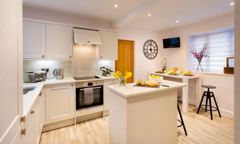 Contemporary and Spacious Kitchen with Breakfast Bar