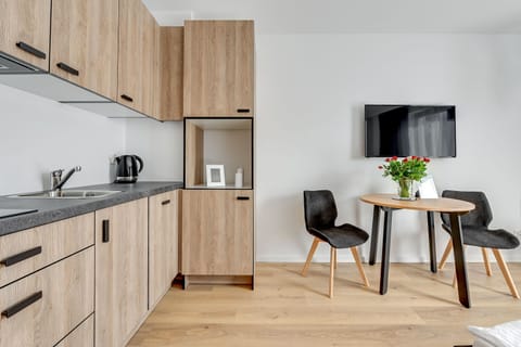 Studio Suite (13B) | Private kitchenette | Fridge, stovetop, dishwasher, electric kettle