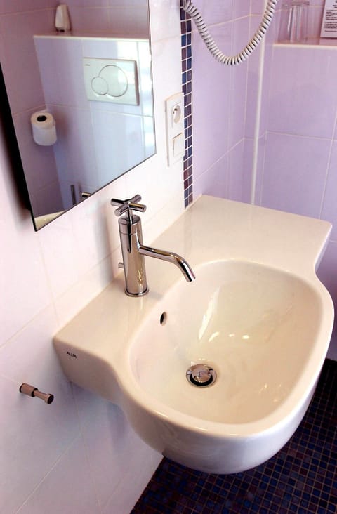 Comfort Room, Harbor View | Bathroom | Free toiletries, hair dryer, towels