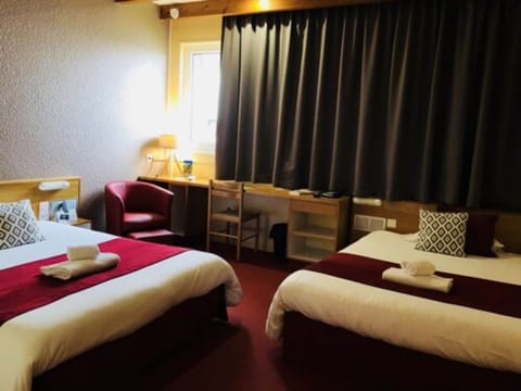 Quadruple Room | Desk, soundproofing, iron/ironing board, free cribs/infant beds