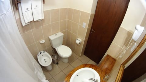 Combined shower/tub, free toiletries, hair dryer, bidet