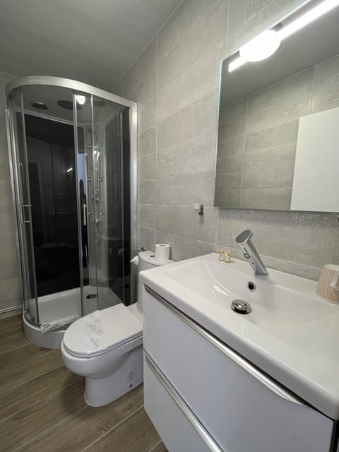 Classic Double Room | Bathroom | Free toiletries, hair dryer, towels